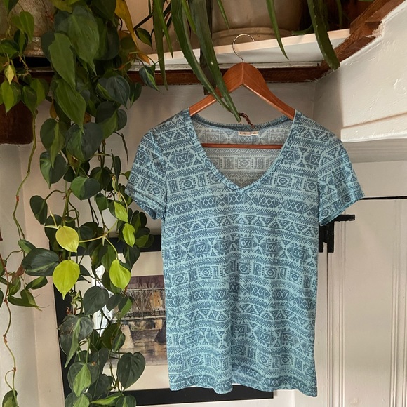 Nordstrom Pattern v neck top 🌻 - Picture 4 of 4